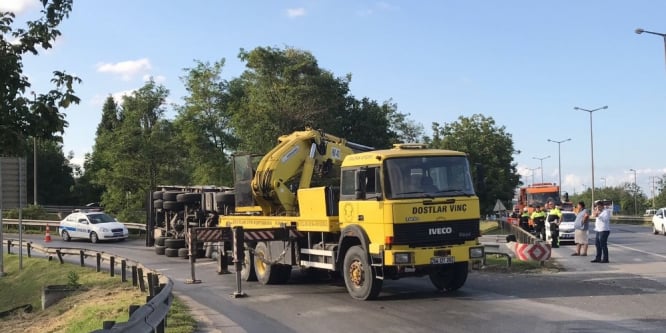 TEM bağlantı yolunda demir yüklü kamyon devrildi