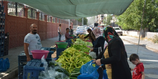 Tatvan’da halk pazarı kuruldu