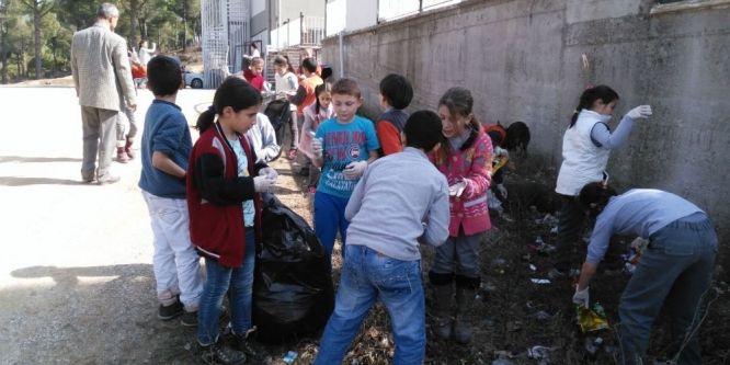 Öğrenciler çevre temizliği başlattı