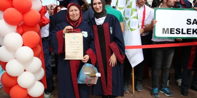Anne ve kızı dereceyle mezun oldu