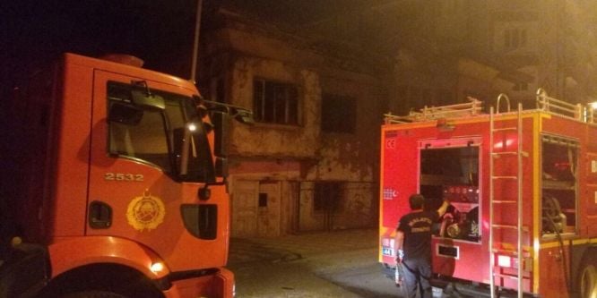 Metruk evde çıkan yangın paniğe yol açtı