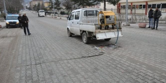 Söğütte karasinek ve sivrisineklere karşı kışlak ilaçlama yapıldı