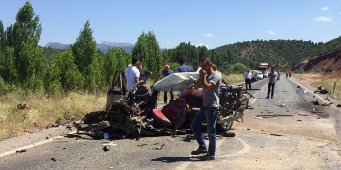 Saman yüklü kamyon ile otomobil çarpıştı: 4 yaralı