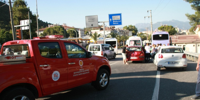 Freni patlayan midibüs ışıkta bekleyen araçlara çarptı!