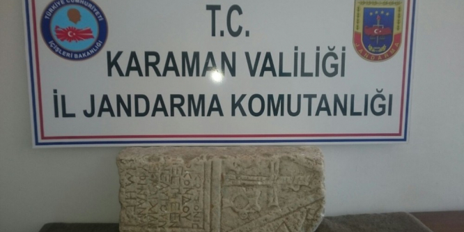 Jandarma, tarihi mezar taşı ele geçirdi