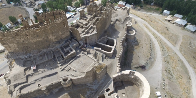 Tarihi kalede kazı çalışmaları başladı