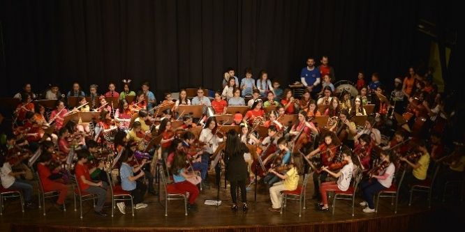 İki Elin Sesi Var Çocuk Senfoni Orkestrası ikinci nesil çocukları ile ilk konserinde