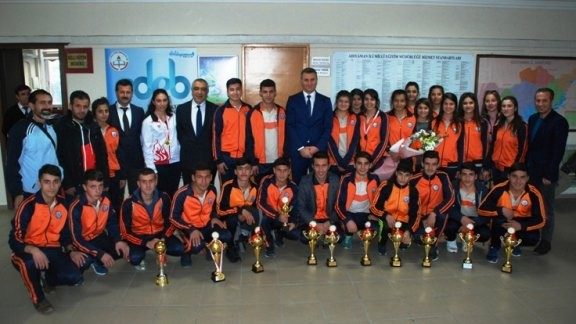 Başarılı sporcular Müdür Kızılkaya ile bir araya geldi