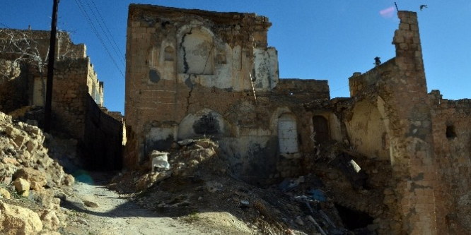 Tarihi binalar ilgisizlikten bir bir yıkılıyor