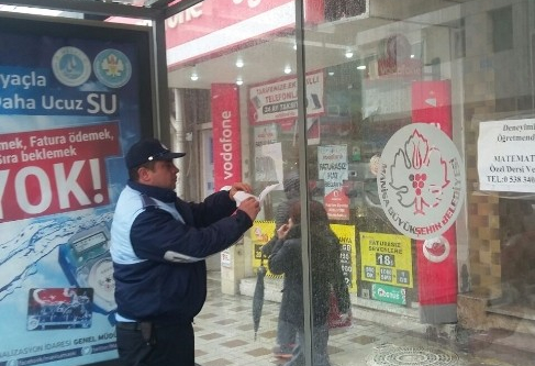 Manisa'da duraklara asılan izinsiz afişler indirildi