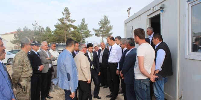 Vali Erin depremzede gençlerin sıkıntılarını dinledi