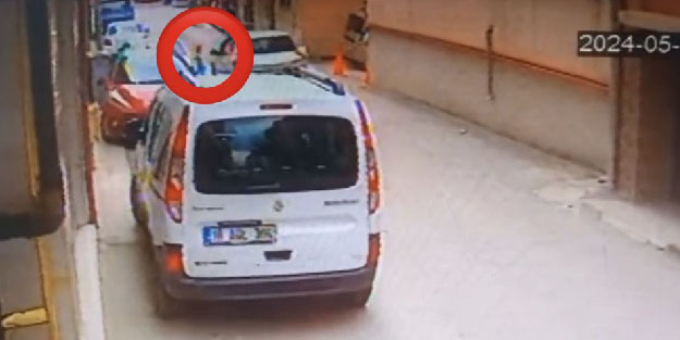 Feci anlar! 3 yaşındaki çocuk otomobilin altında kaldı