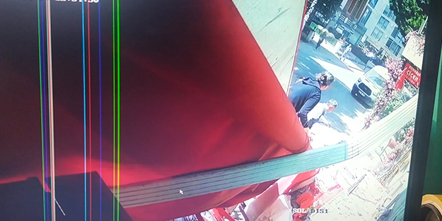 Feci anlar! Binadaki balkonun çökme anı kamerada