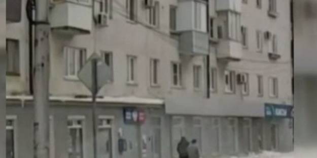 Feci anlar kamerada! Anne ile bebeğinin üzerine buz kütlesi düştü