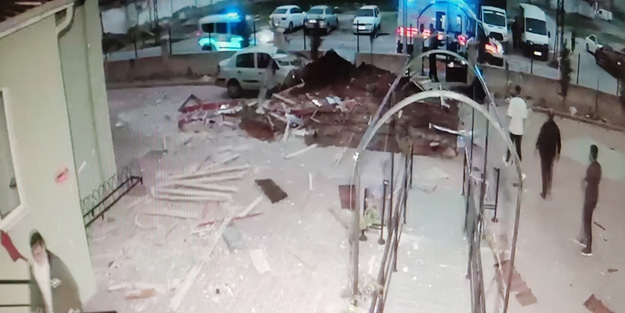 Feci anlar kamerada! Otomobilini kurtarmak isterken kendisi çatının altında kaldı