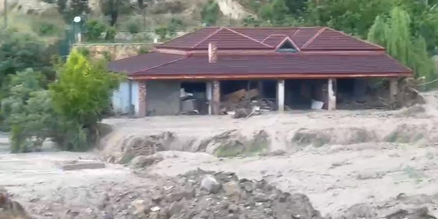 Feci anlar kamerada! Sel suları restoranı yıkıp geçti