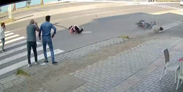Feci anlar! Kazada motosiklet sürücüsü ve kadın böyle savruldu