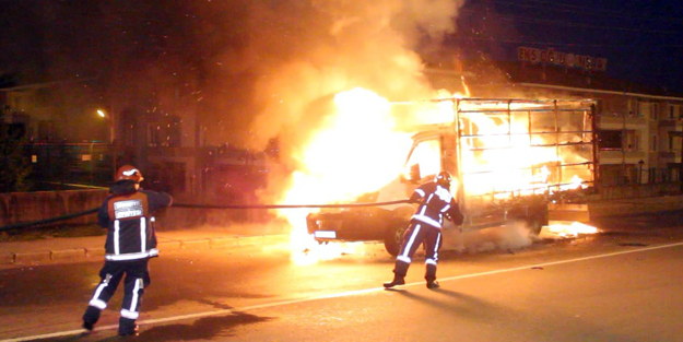 Feci anlar! Seyir halindeki kamyonet alev alev yandı!