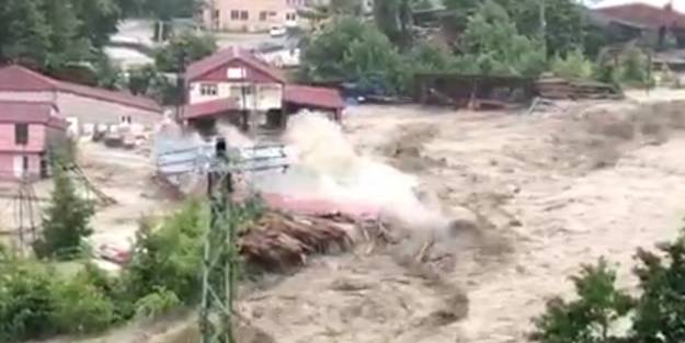 Feci görüntü! Sel suları fabrikayı böyle yuttu