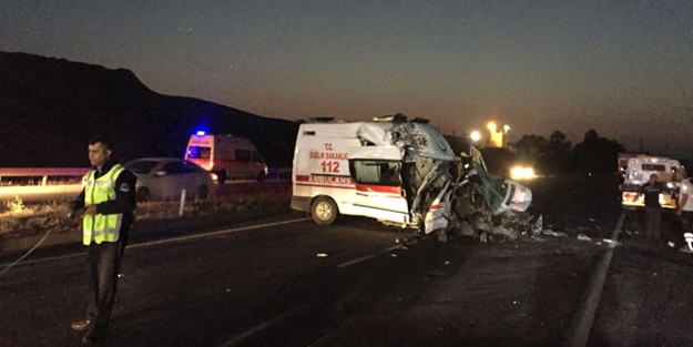 Feci kaza! Ambulans, tıra arkadan çarptı