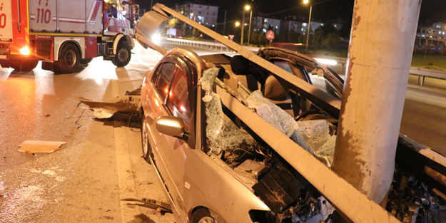 Feci kaza! Araba bariyerlere ok gibi saplandı!