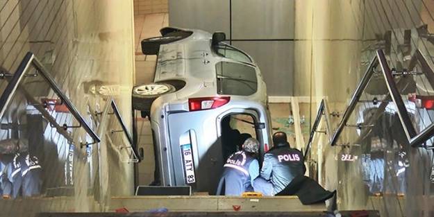 Feci kaza! Araç metro istasyonuna uçtu