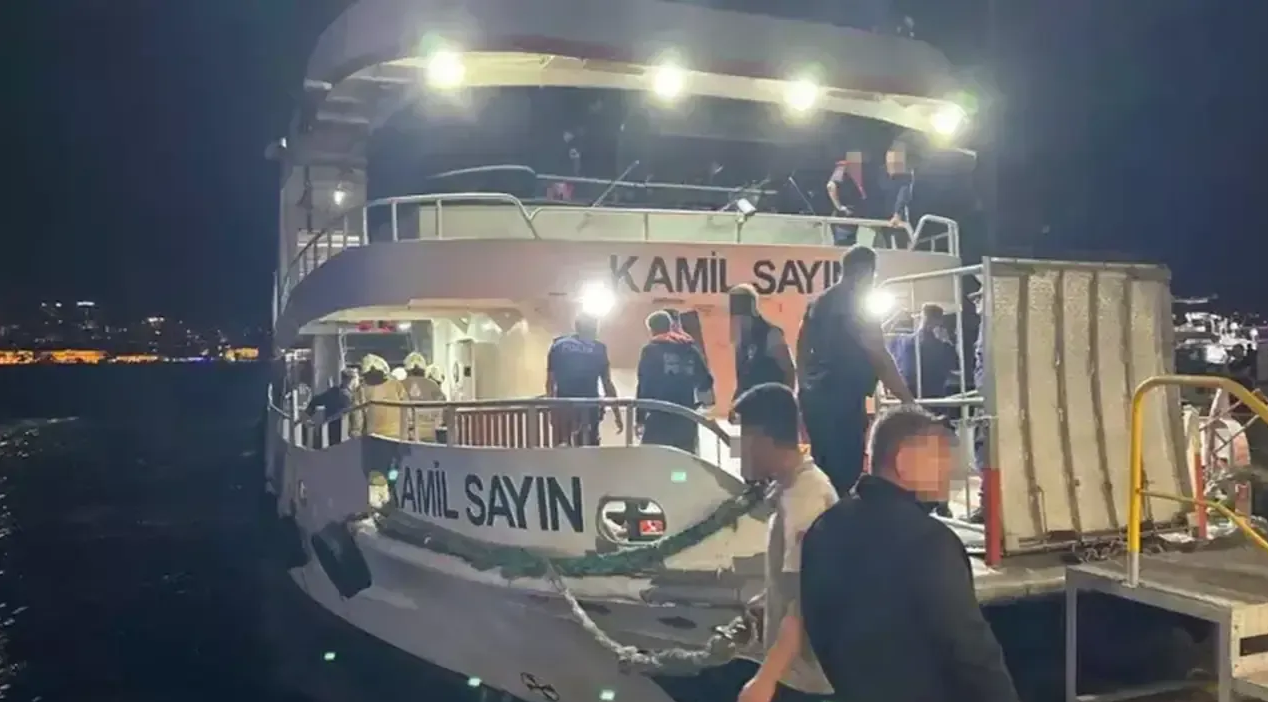 Feci kaza: Beşiktaş-Üsküdar yolcu vapuru ile kargo gemisi çarpıştı!