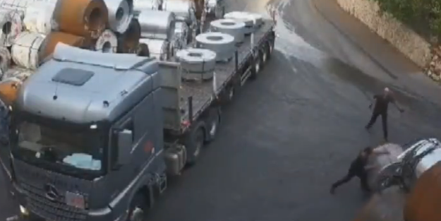 Feci kaza can aldı! Çelik bobini elleri ile durdurmak isteyince altında ezildi