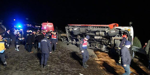 Feci kaza! Çekici devrildi: 2 kişi hayatını kaybetti