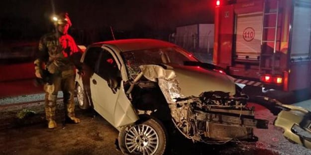 Feci kaza! Direksiyon hakimiyetini kaybeden sürücü beton direğe çarptı