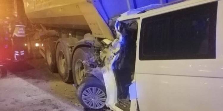 Feci kaza: Emniyet şeridindeki kamyona çarptı!