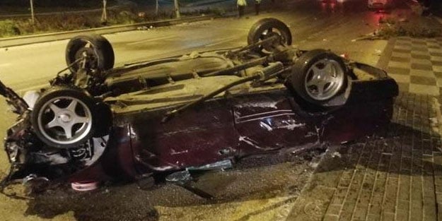 Feci kaza! Hurdaya dönen araçtan sağ çıktılar