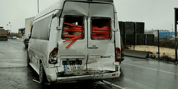 Feci kaza! İşçi servisi ile TIR çarpıştı