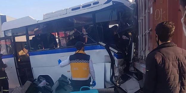 Feci kaza! İşçi servisi TIR'a çarptı: Ölü ve yaralılar var