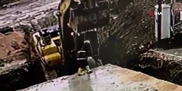 Feci kaza kamerada! Kepçe işçinin üzerine düştü