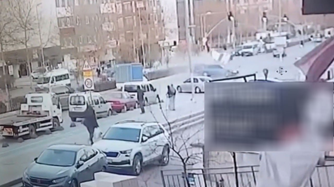 Feci kaza kamerada! Otomobil trafik ışıklarına savruldu