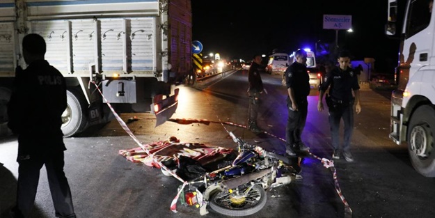 Feci kaza! Kamyon ile motosiklet çarpıştı