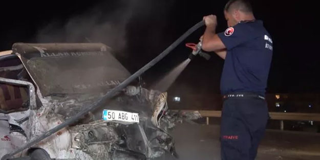 Feci kaza! Kamyonet ikiye bölündü: Yaralılar var