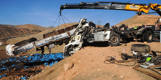 Feci kaza! Kömür yüklü tır şarampole devrildi: 2 yaralı