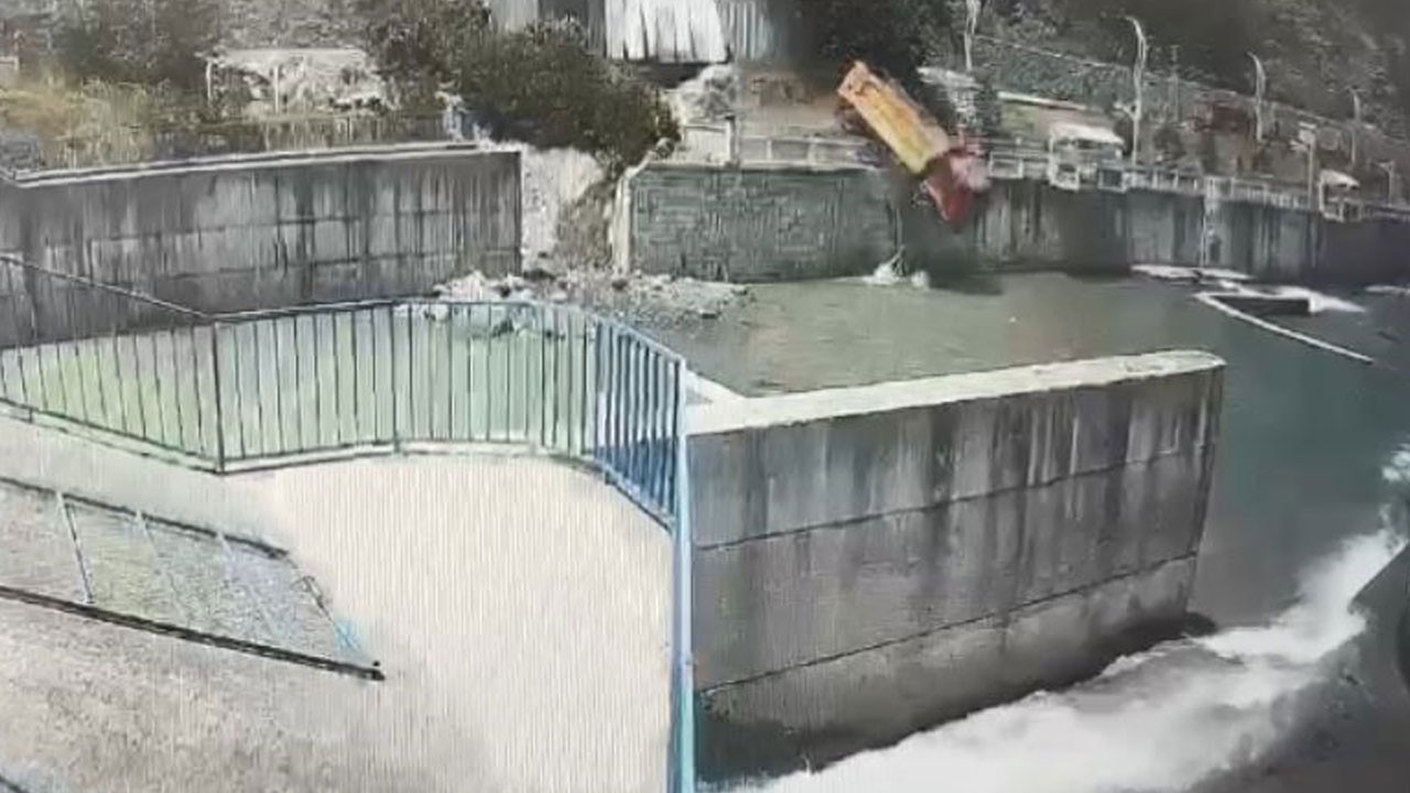 Feci kaza! Kontrolden çıkan kamyon dereye uçtu