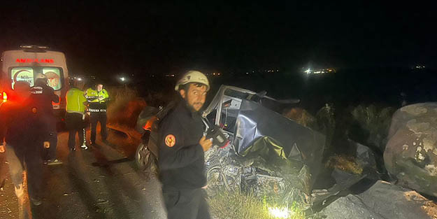 Feci kaza! Kontrolden çıkan otomobil kayaya çarptı