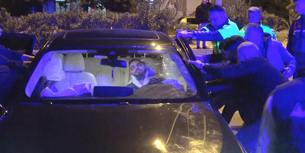 Feci kaza! Lüks otomobil aydınlatma direğine çarptı