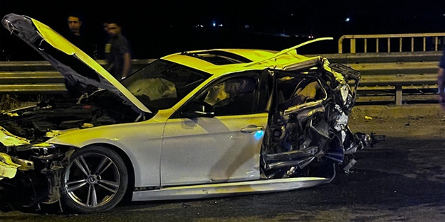 Feci kaza: Lüks otomobil ikiye bölündü