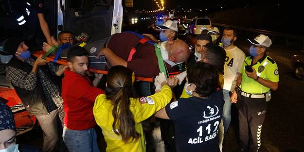 Feci kaza! Makaslama yapan tır bariyerlere saplandı