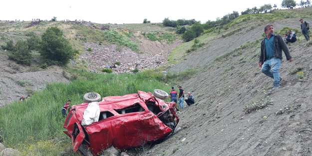 Feci kaza! Minibüs uçuruma yuvarlandı: 4 ölü, 1 yaralı