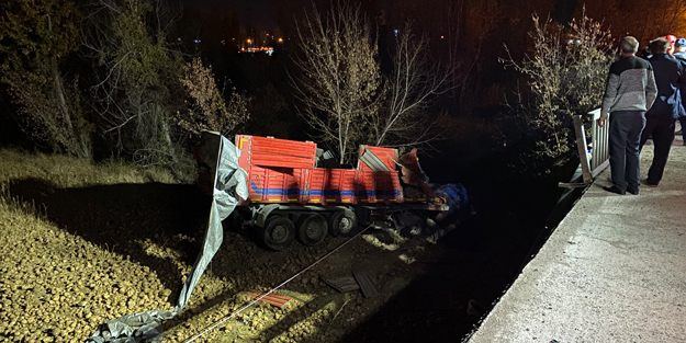 Feci kaza! Minibüse çarpan tır dereye uçtu: Ölü ve yaralılar var