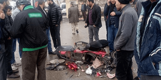 Feci kaza: Motosiklet ile otomobil kafa kafaya çarpıştı!