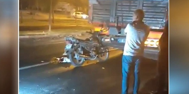 Feci kaza: Motosiklet ile TIR çarpıştı!