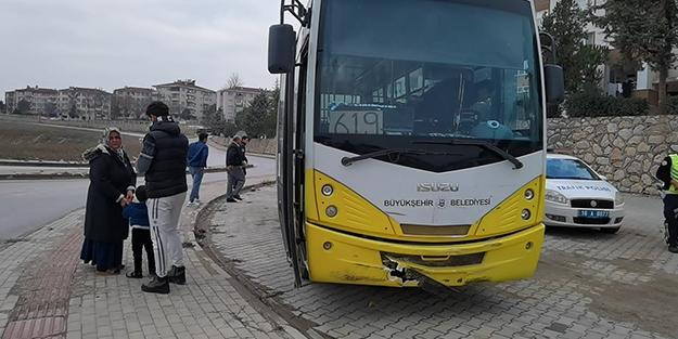 Feci kaza! Motosiklet otobüsle kafa kafaya çarpıştı