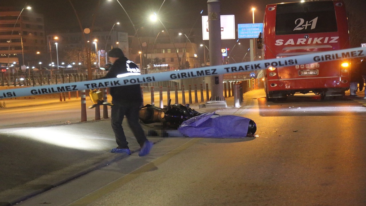 Feci kaza! Motosiklet sürücüsü otobüsün altında kaldı